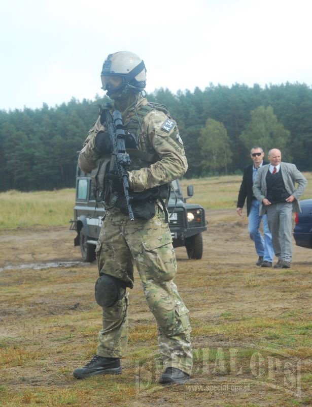 VIP opuszcza pojazd i kieruje się w stronę budynku, w którym ma odbyć się spotkanie