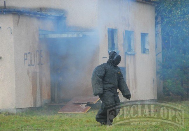 Jeden z napastników zdołał wydostać się z budynku i próbuje zbiec