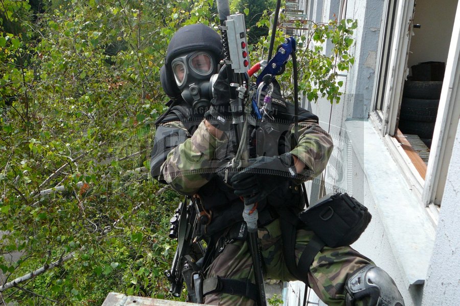Operator UOU przed wejściem do budynku z wykorzystaniem technik linowych.