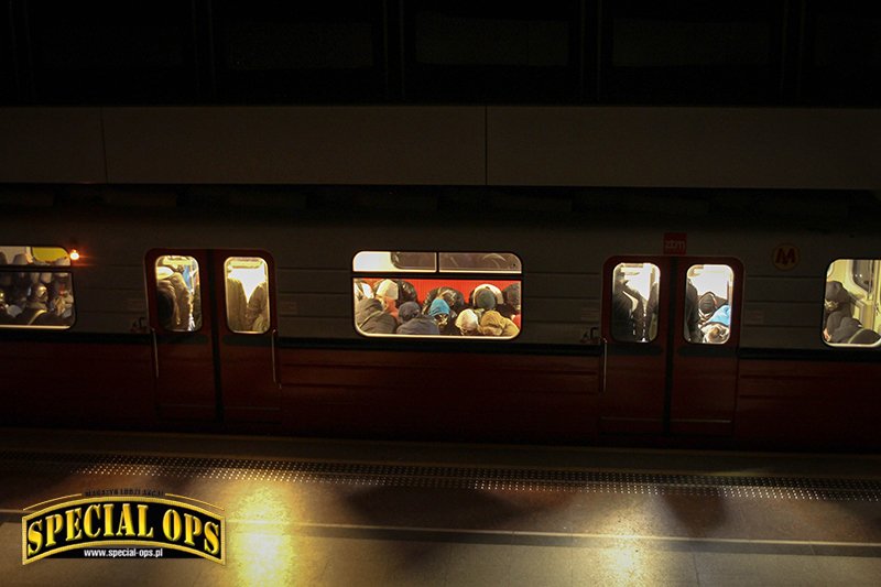 Nocne ćwiczenia BOA KGP w warszawskim metrze.