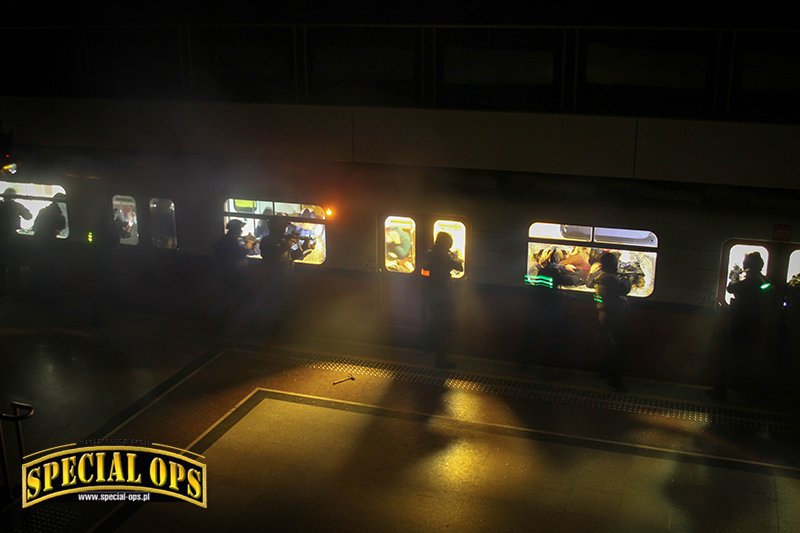 Nocne ćwiczenia BOA KGP w warszawskim metrze.