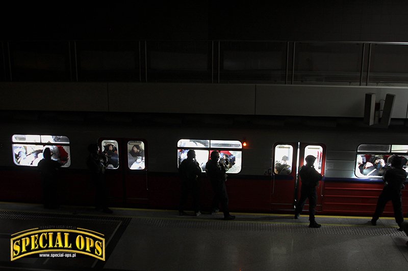 Nocne ćwiczenia BOA KGP w warszawskim metrze.