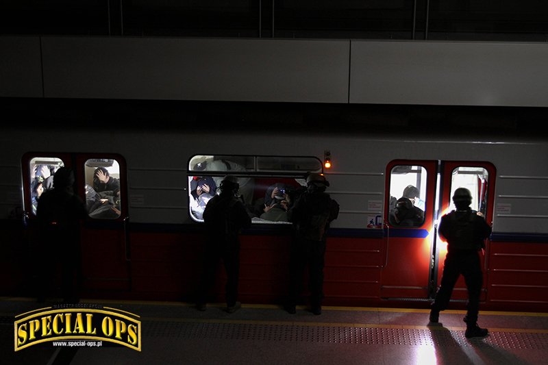 Nocne ćwiczenia BOA KGP w warszawskim metrze.