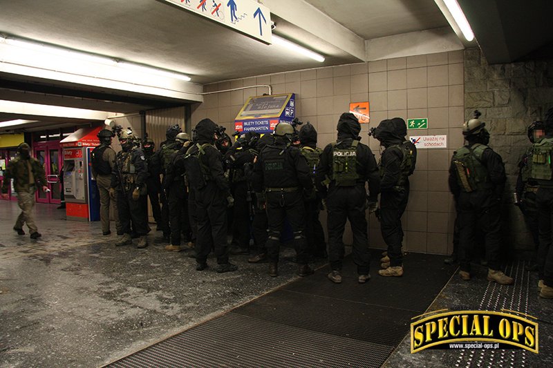 Nocne ćwiczenia BOA KGP w warszawskim metrze.