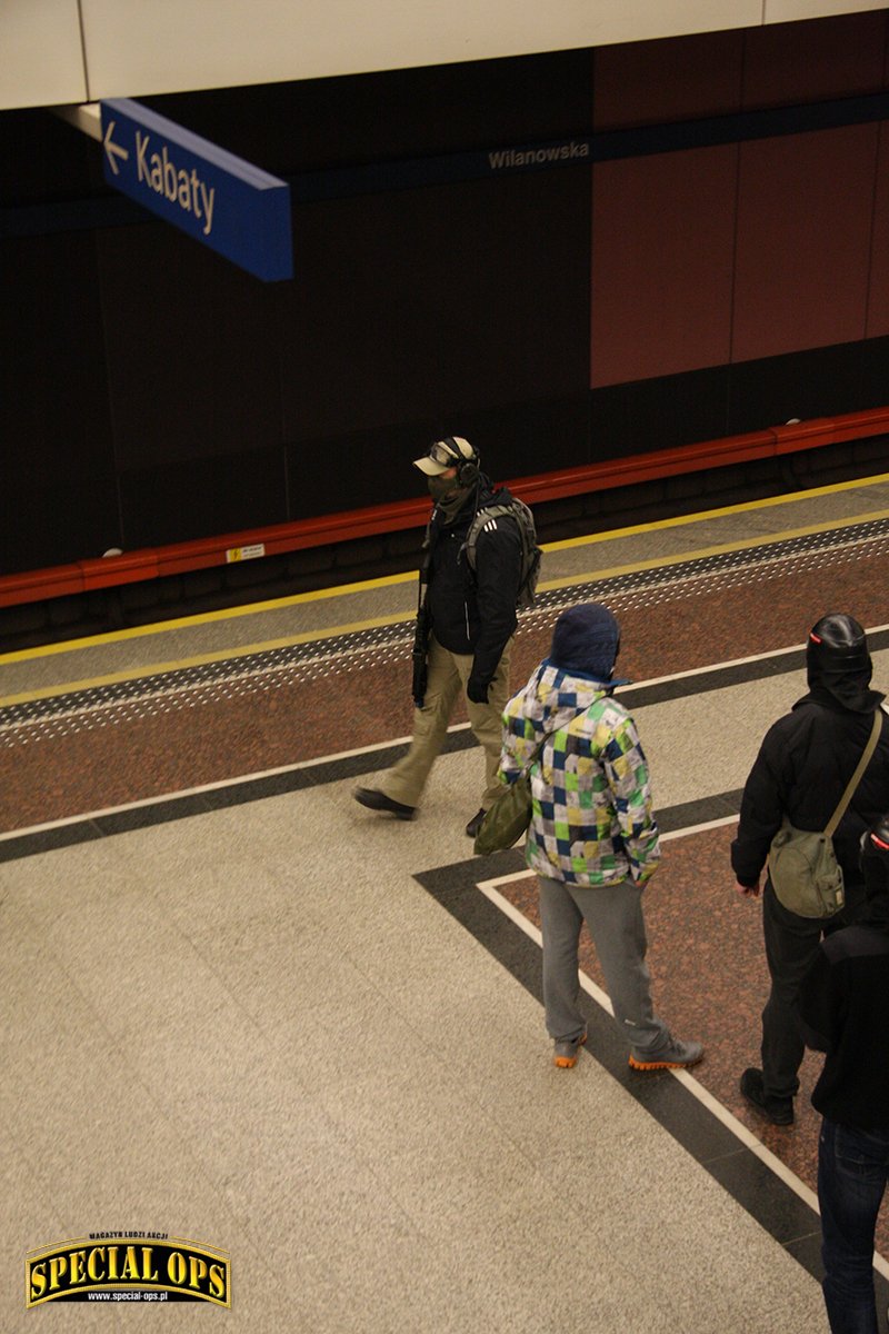 Nocne ćwiczenia BOA KGP w warszawskim metrze.