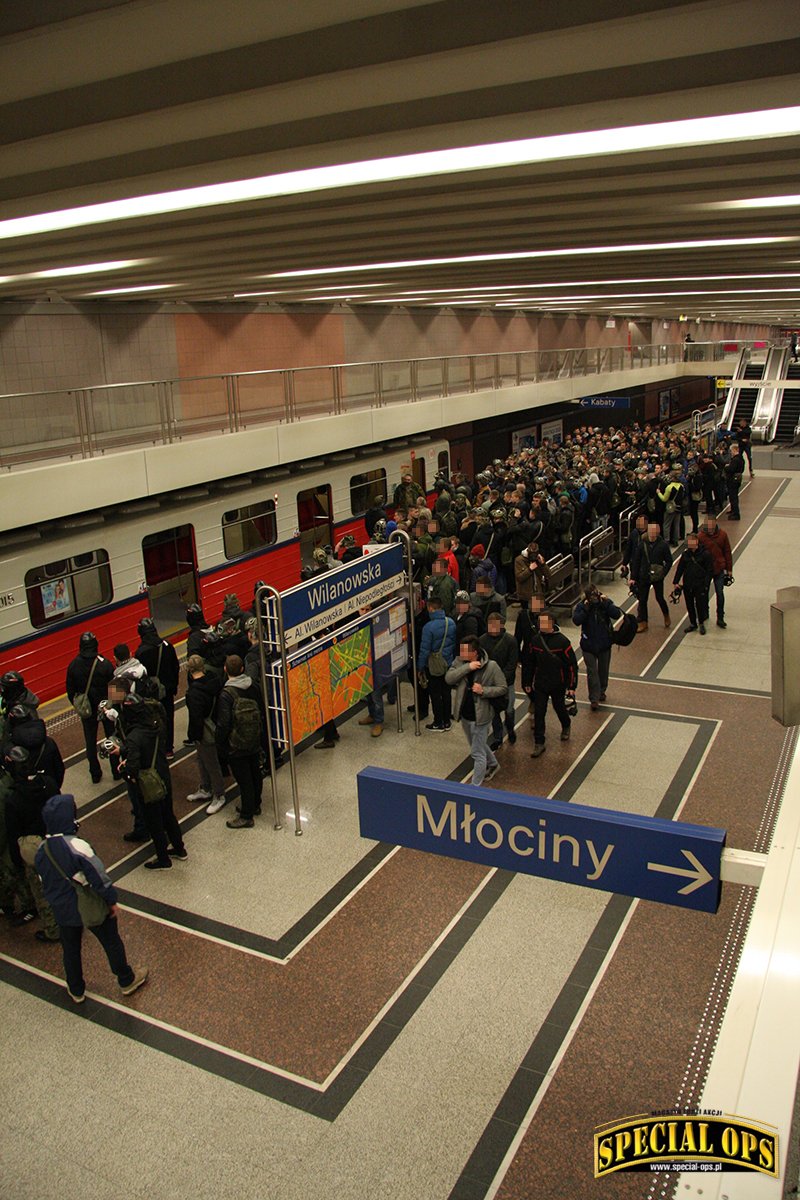 Nocne ćwiczenia BOA KGP w warszawskim metrze.