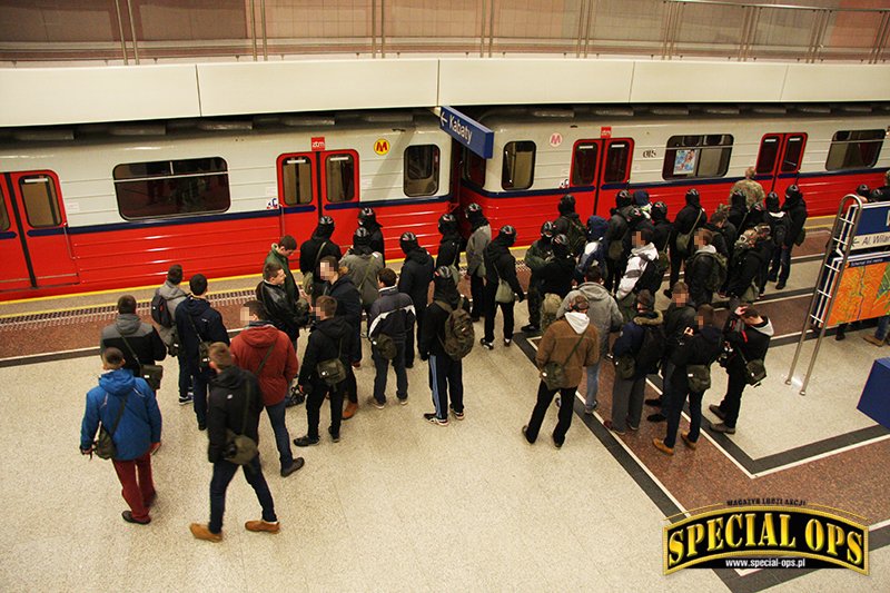 Nocne ćwiczenia BOA KGP w warszawskim metrze.