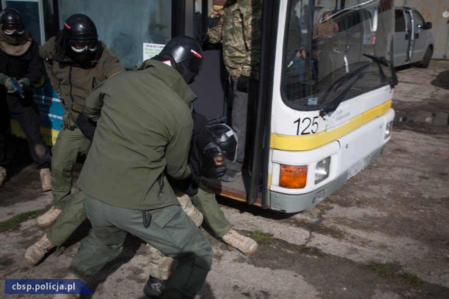 Ćwiczenia zgrywające funkcjonariuszy Centralnego Biura Śledczego Policji.