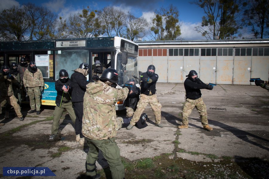 Ćwiczenia zgrywające funkcjonariuszy Centralnego Biura Śledczego Policji.