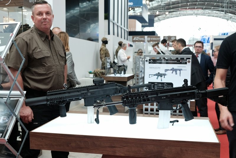 Karabinek B&T APC 556 prezentowany na stoisku firmy Cenzin