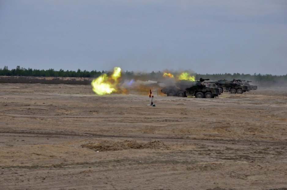 Samobieżna 152 mm armatohaubica Dana podczas strzelania ogniem na wprost.