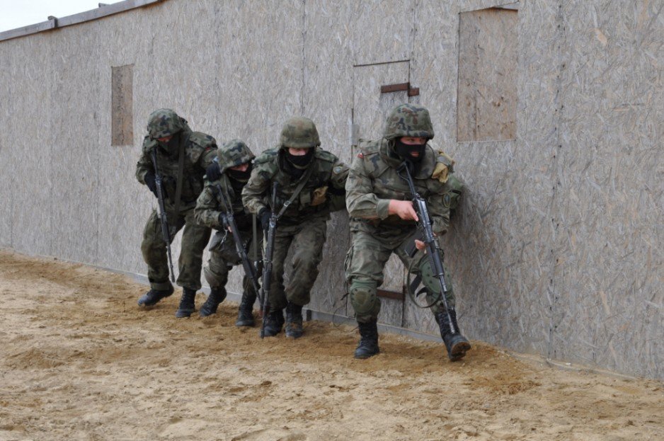 Trening CQB w ośrodku zurbanizowanym.