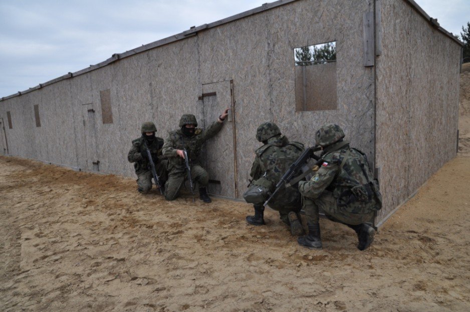 Trening CQB w ośrodku zurbanizowanym.