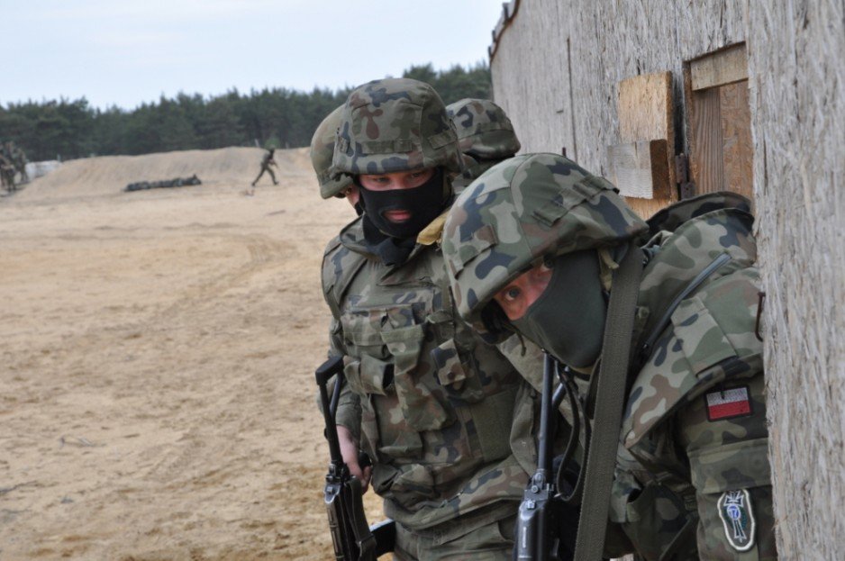 Trening CQB w ośrodku zurbanizowanym.