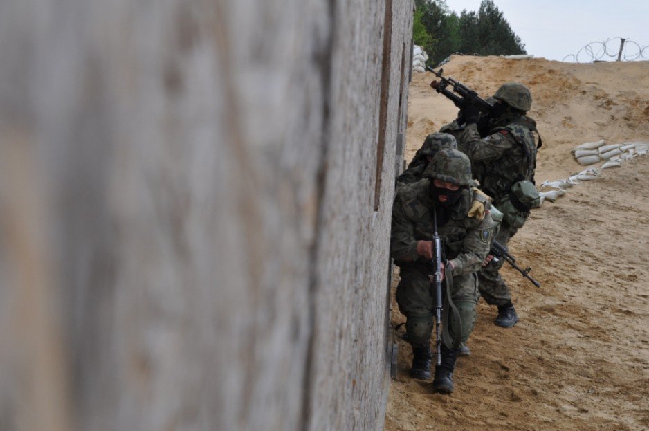 Trening CQB w ośrodku zurbanizowanym.