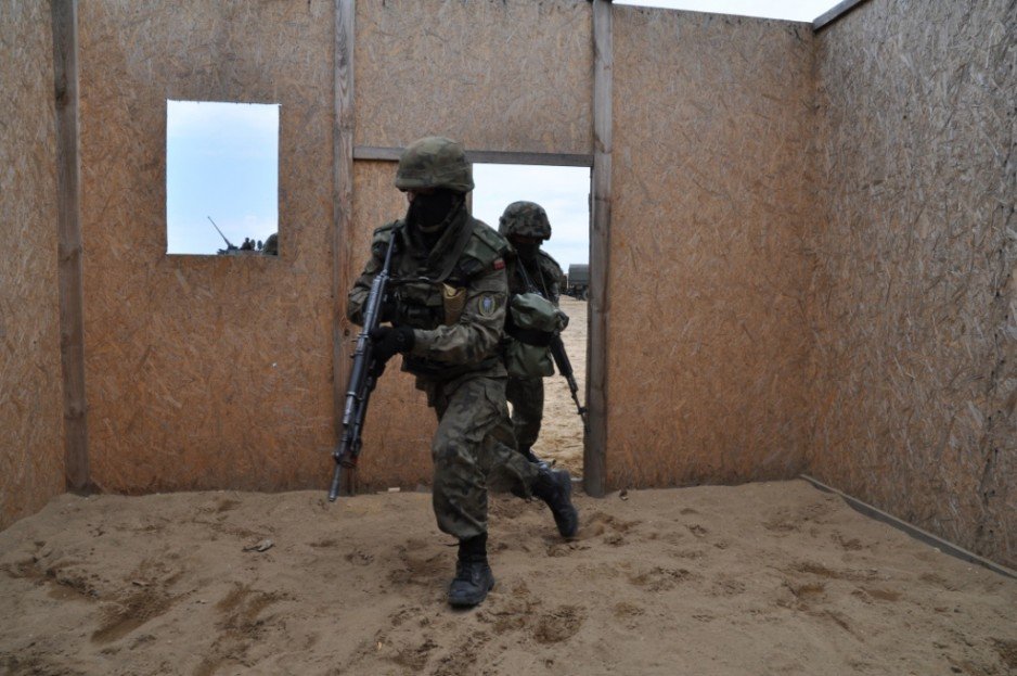 Trening CQB w ośrodku zurbanizowanym.