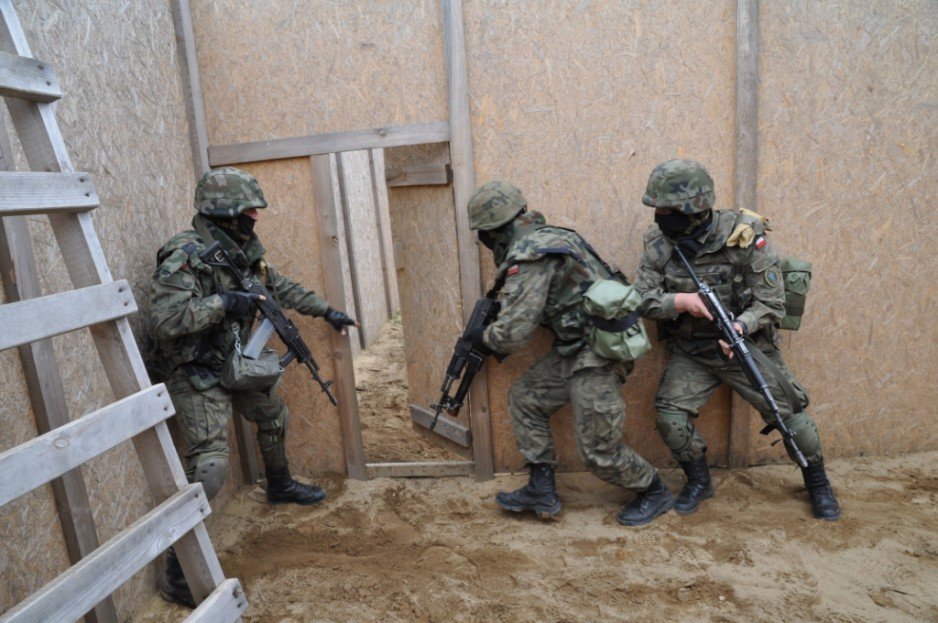 Trening CQB w ośrodku zurbanizowanym.