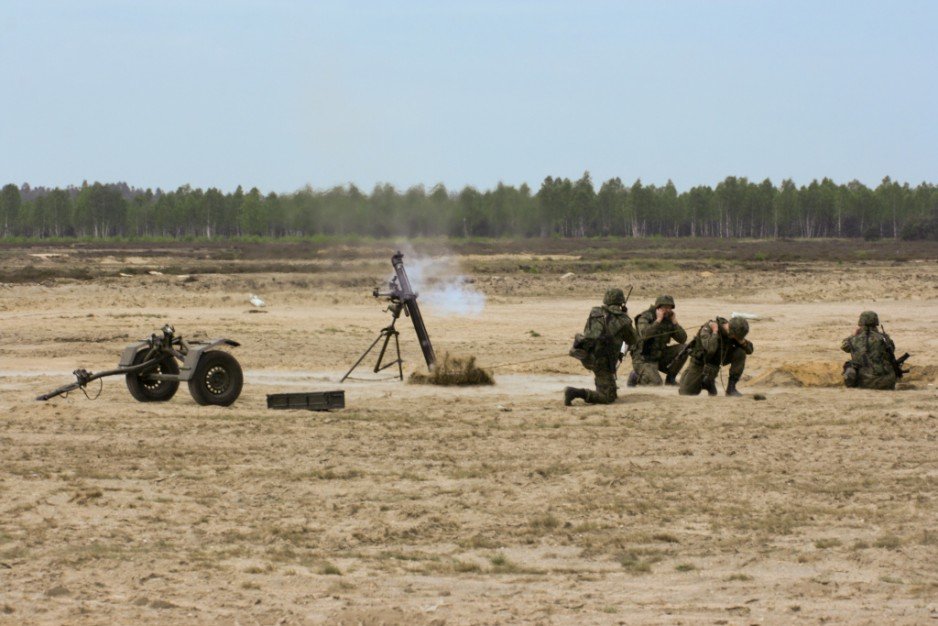 Wystrzał z moździerza M-98. Obok widoczny wózek do transportu działa.