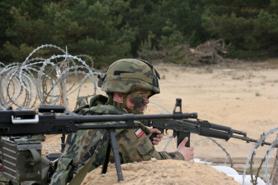 Żołnierze batalionu manewrowego na pozycjach, w oczekiwaniu na atak przeciwnika.