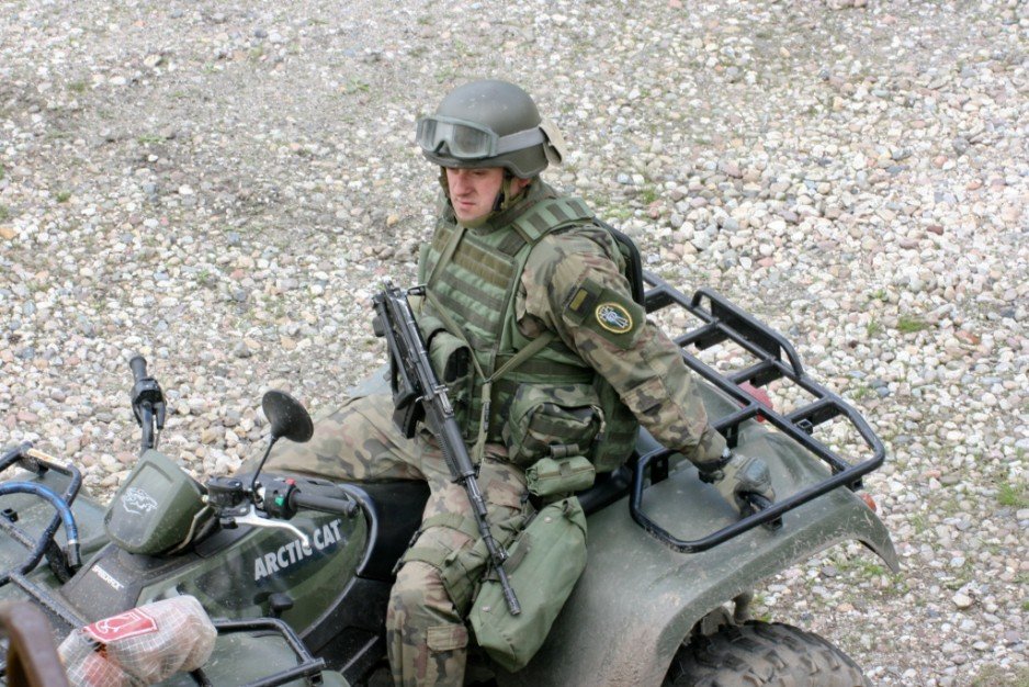 Zwiadowca z batalionu manewrowego na quadzie.