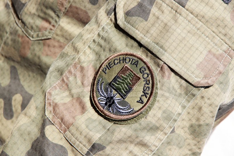 Zwiadowca 22. batalionu w stroju maskującym Ghillie Suit.