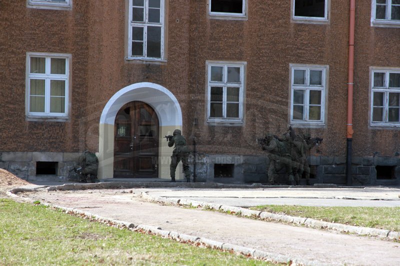 Żołnierze 22. karpackiego batalionu piechoty górskiej przygotowują się do wybuchowego sforsowania drzwi do budynku.