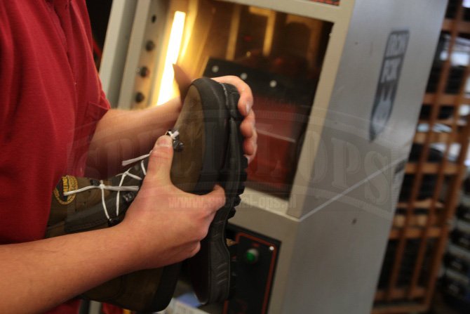 Łączenie cholewki z podeszwą, jak większość czynności w fabryce Meindl, wykonywane jest ręcznie.