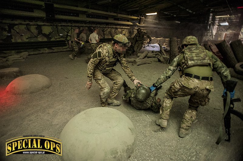 Szkolenie z Tactical Combat Casualty Care (TCCC) w Wojskowym Centrum Kształcenia Medycznego w Łodzi z amerykańskimi instruktorami z Dowództwa Operacji Specjalnych w Europie (SOCEUR).