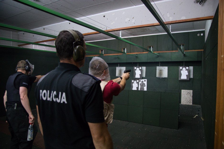 Doskonalące szkolenie strzeleckie dla policjantów działających w cywilnym ubraniu (4-6 lipca 2016, kryta strzelnica KWP w Bydgoszczy).