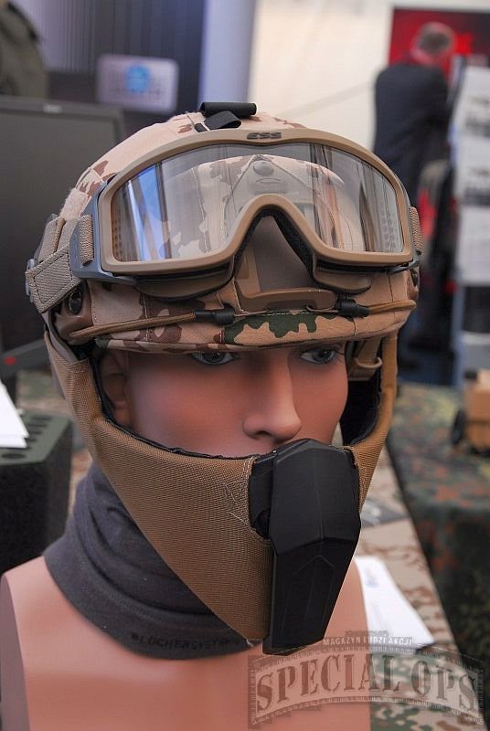 Hełm Ops Core FAST z osłoną szczęki z systemu Gladius.