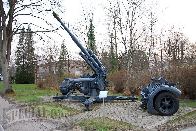 Uchwyt do stazy taktycznej prezentowany przez Seul Military Consulting.