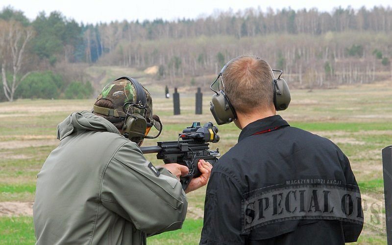 Strzelanie z granatnika FN EGLM z modułem celowniczym FCU 1.5M.