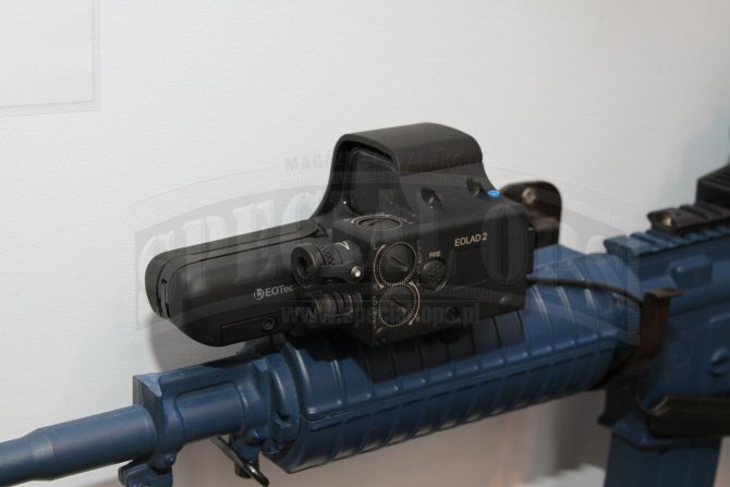 Celownik holograwficzny EOTech Eolad-2 z laserowym podświetlaczem celu.