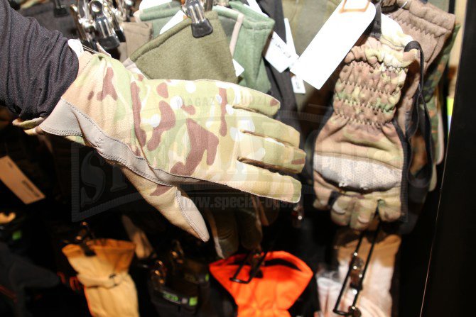 Trudnopalne rękawice zimowe w kamuflażu Multicam.