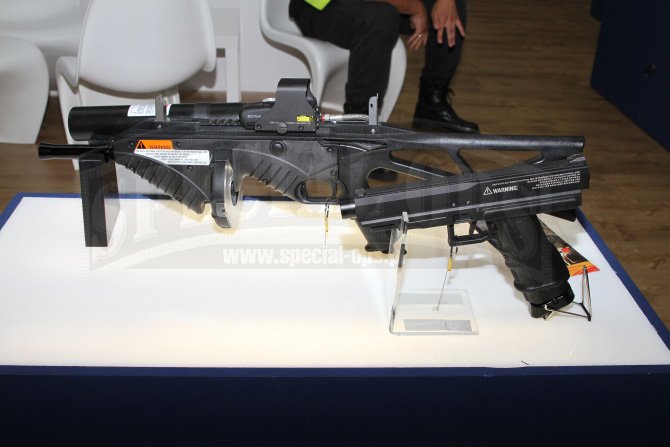 Broń z kategorii less-lethal produkcji FN - FN 303 (w głębi) i FN 303P.