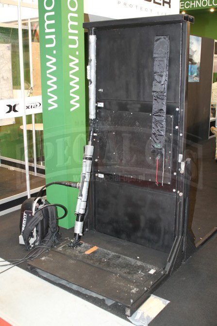 Hydrauliczny zestaw wyważeniowy DoorRaider firmy Libervit z oferty UMO.