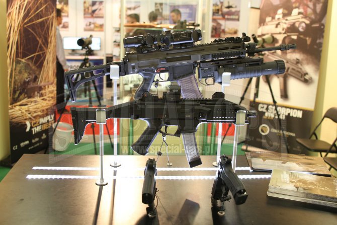 Karabinek CZ 805A1 BREN z granatnikiem CZ 805G1 (powyżej) i pistolet maszynowy Scorpion EVO3A1 (poniżej).