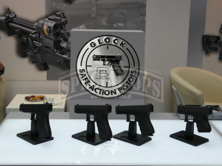 Fragment kolekcji pistoletów Glock wystawianych przez Cenzin.