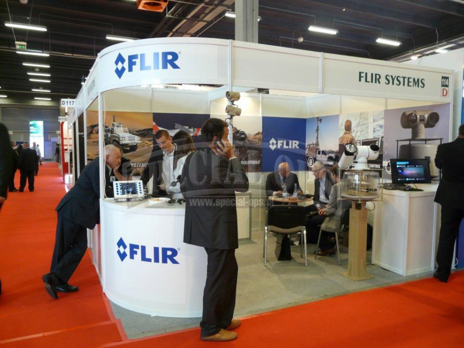 Stoisko firmy FLIR Systems, producenta sprzętu optoelektronicznego.