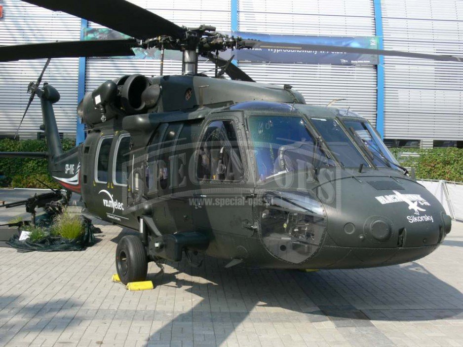 Śmigłowiec UH-60 Black Hawk na ekspozycji plenerowej PZL Mielec, współproducenta tej maszyny.