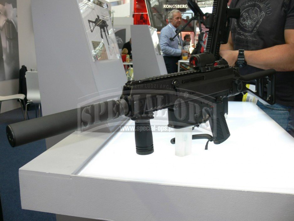 Pistolet maszynowy APC z oferty Cenzinu, wyposażony w tłumik dźwięku.