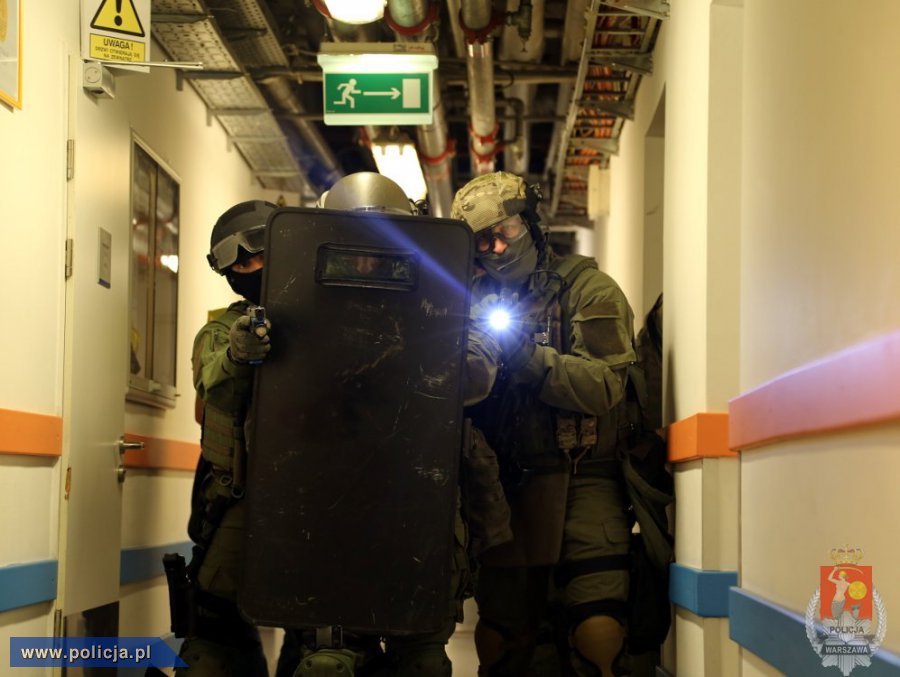 Wspólne ćwiczenia funkcjonariuszy z Wydziału Realizacyjnego Komendy Stołecznej Policji i żołnierzy Oddziału Specjalnego Żandarmerii Wojskowej w hotelu Novotel Warszawa Centrum.