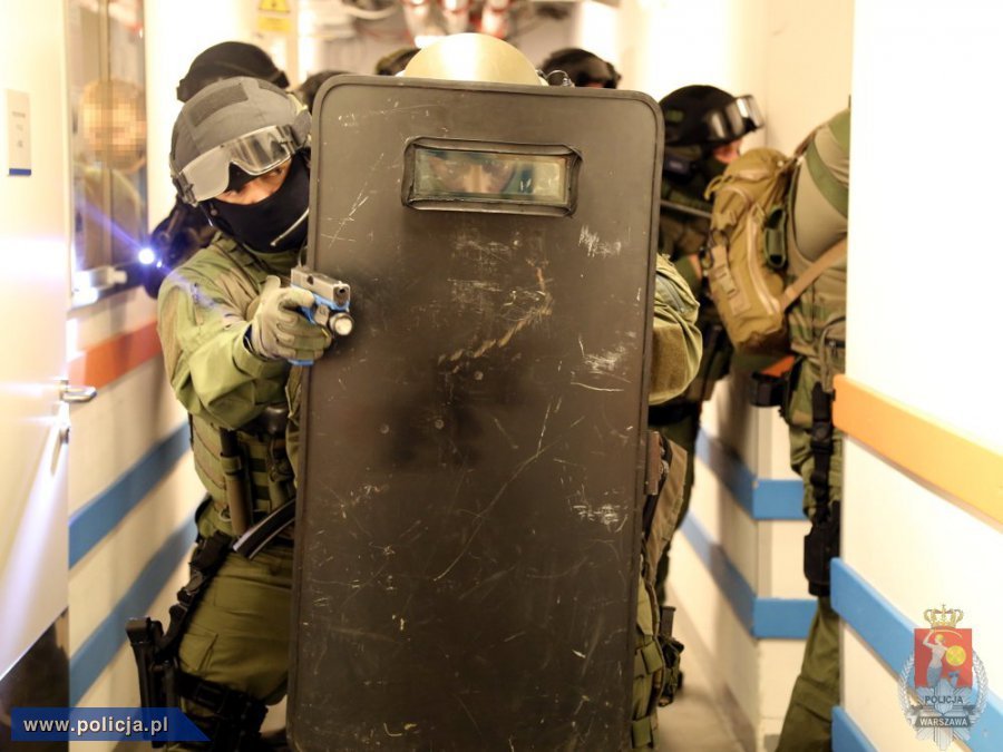 Wspólne ćwiczenia funkcjonariuszy z Wydziału Realizacyjnego Komendy Stołecznej Policji i żołnierzy Oddziału Specjalnego Żandarmerii Wojskowej w hotelu Novotel Warszawa Centrum.
