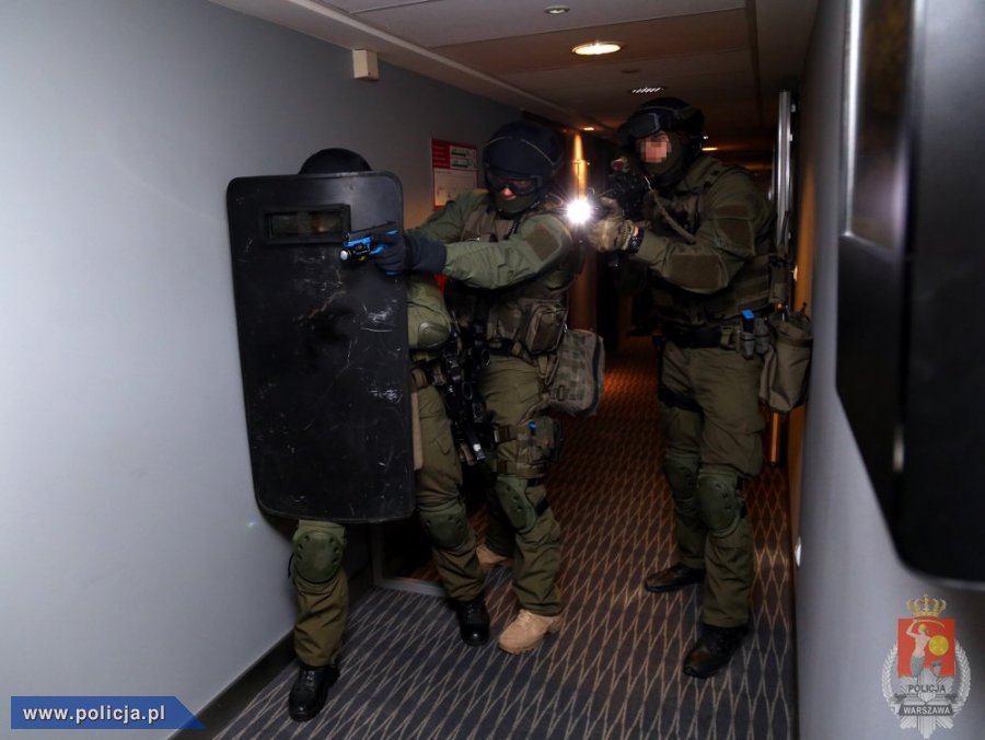 Wspólne ćwiczenia funkcjonariuszy z Wydziału Realizacyjnego Komendy Stołecznej Policji i żołnierzy Oddziału Specjalnego Żandarmerii Wojskowej w hotelu Novotel Warszawa Centrum.
