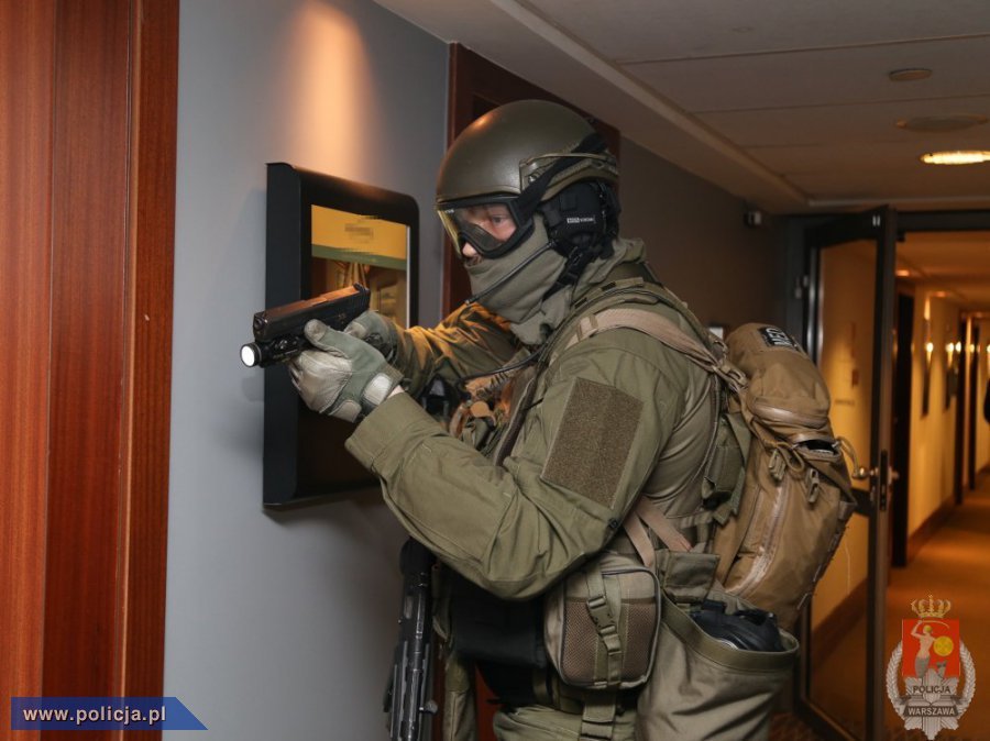 Wspólne ćwiczenia funkcjonariuszy z Wydziału Realizacyjnego Komendy Stołecznej Policji i żołnierzy Oddziału Specjalnego Żandarmerii Wojskowej w hotelu Novotel Warszawa Centrum.