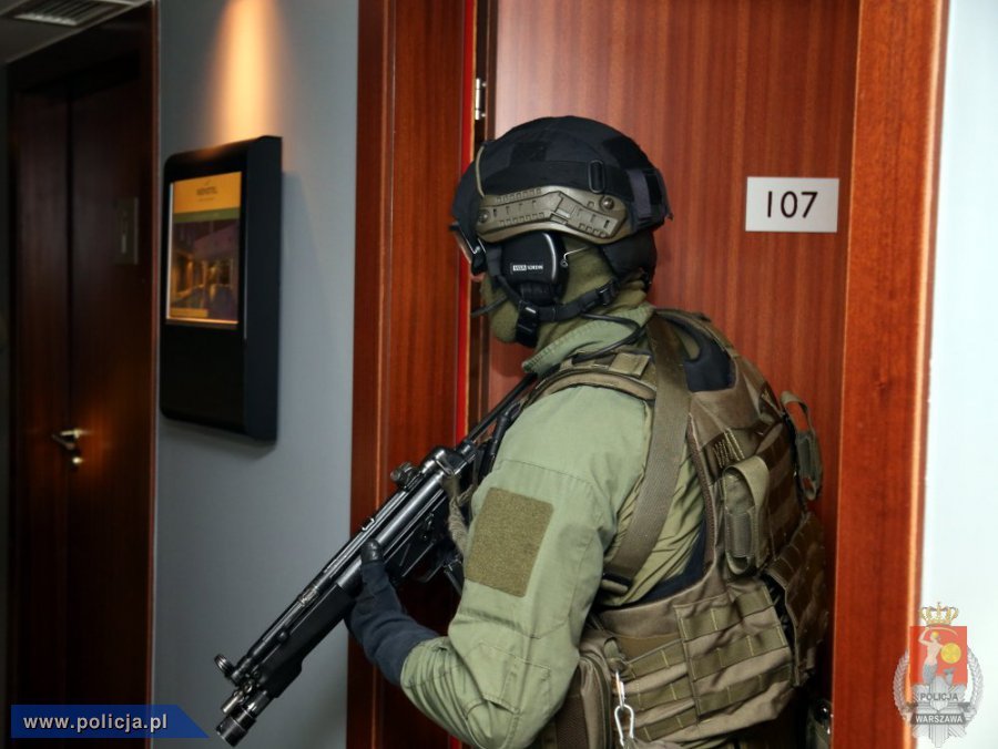 Wspólne ćwiczenia funkcjonariuszy z Wydziału Realizacyjnego Komendy Stołecznej Policji i żołnierzy Oddziału Specjalnego Żandarmerii Wojskowej w hotelu Novotel Warszawa Centrum.