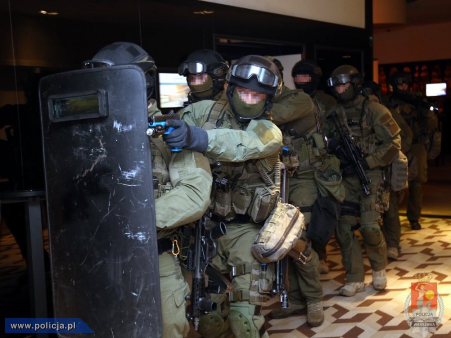 Wspólne ćwiczenia funkcjonariuszy z Wydziału Realizacyjnego Komendy Stołecznej Policji i żołnierzy Oddziału Specjalnego Żandarmerii Wojskowej w hotelu Novotel Warszawa Centrum.