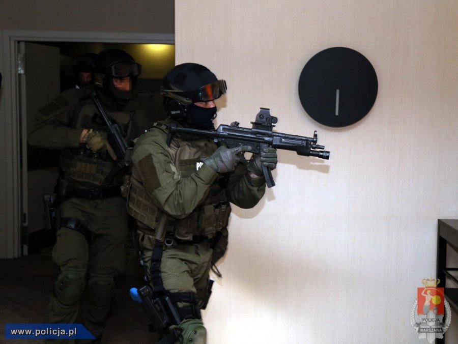 Wspólne ćwiczenia funkcjonariuszy z Wydziału Realizacyjnego Komendy Stołecznej Policji i żołnierzy Oddziału Specjalnego Żandarmerii Wojskowej w hotelu Novotel Warszawa Centrum.