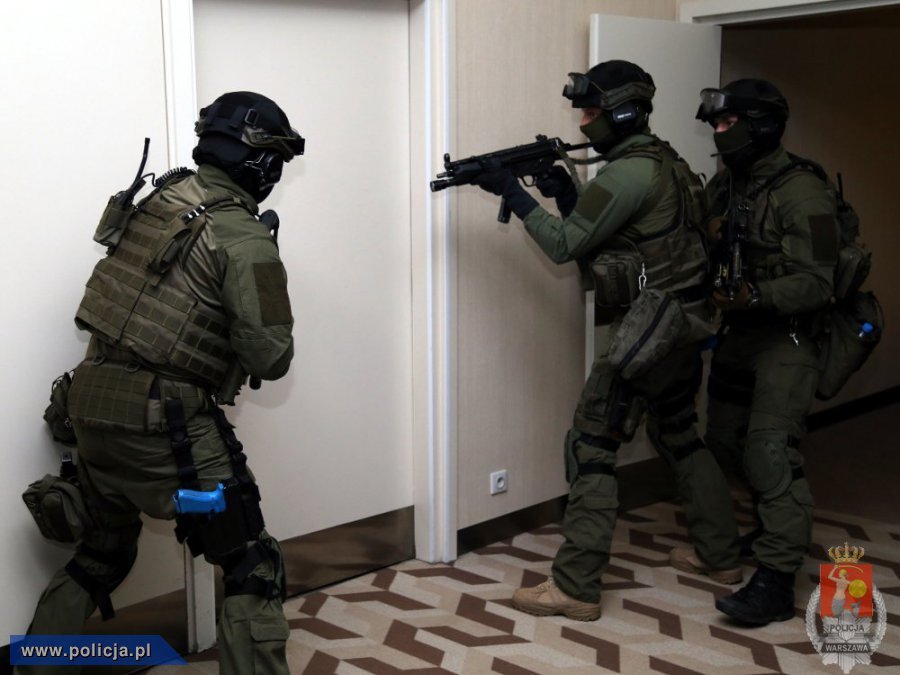 Wspólne ćwiczenia funkcjonariuszy z Wydziału Realizacyjnego Komendy Stołecznej Policji i żołnierzy Oddziału Specjalnego Żandarmerii Wojskowej w hotelu Novotel Warszawa Centrum.
