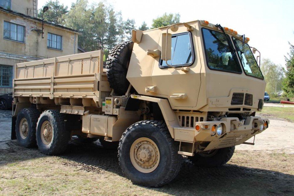Ciężarówka FMTV M1083 firmy Oshkosh.